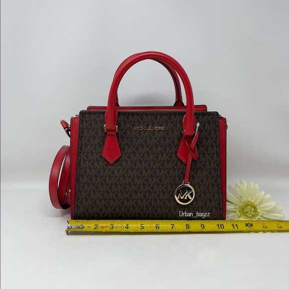 Michael Kors Hope Medium Messenger - Picture 3 of 12